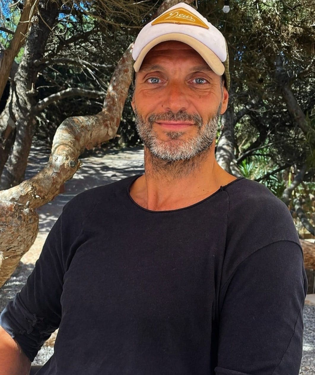 Maxim Rettich, fundador de Boys To Men Retreat, sonriendo al aire libre con una gorra